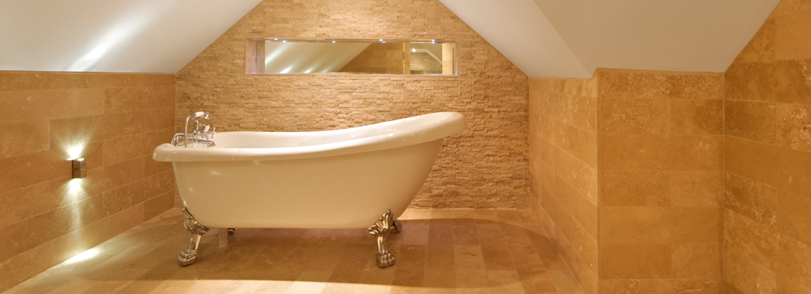 łazienka wykonana z kamienia - elewacja łupek marmurowy, posadzka płytki marmurowe
